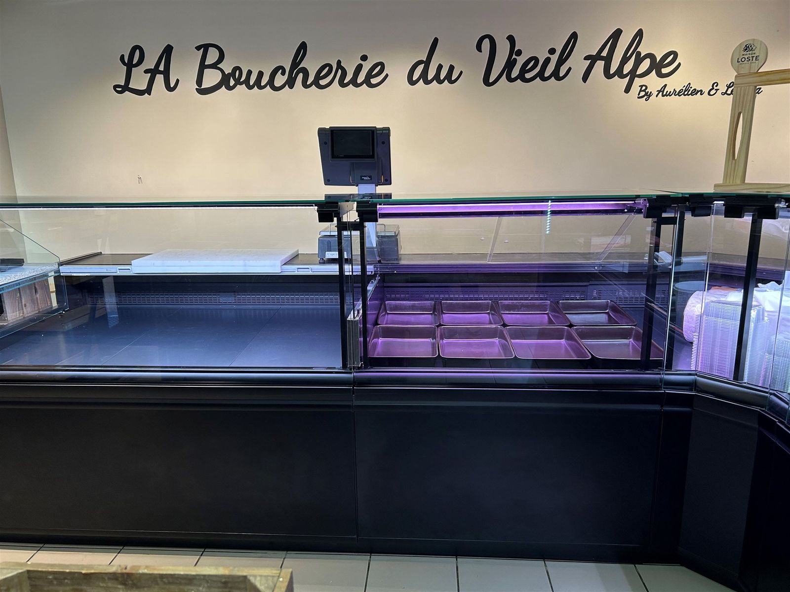 Comptoir de boucherie sur mesure à vitrage droit et façade noire