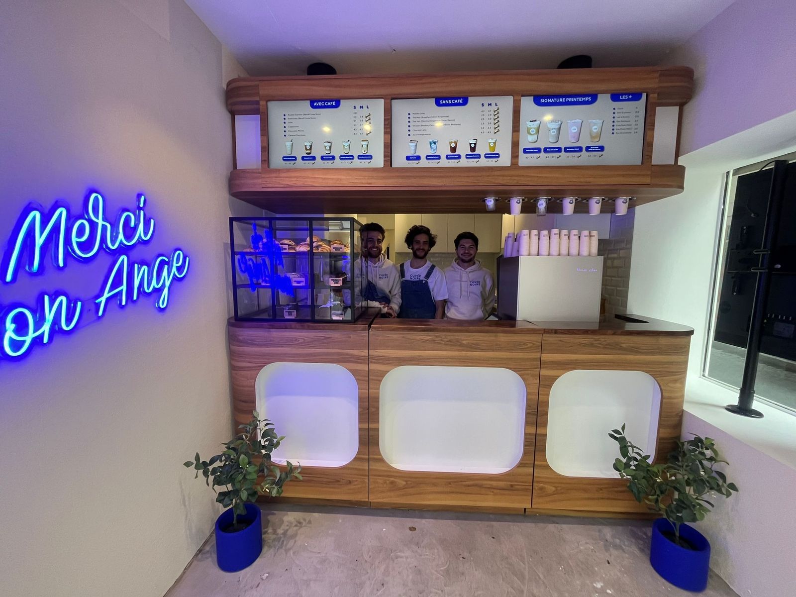Comptoir de café kiosque en bois avec hublots lumineux et néon