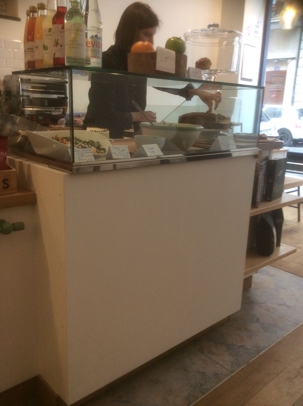 Comptoir café-snacking avec vitrine vitrée à poser pour salades et gâteaux
