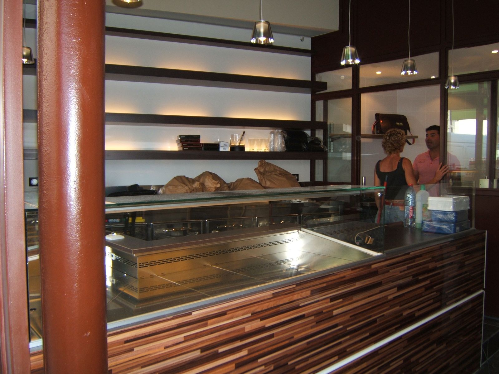 Comptoir café avec vitrine réfrigérée et façade bois, Dolce Café