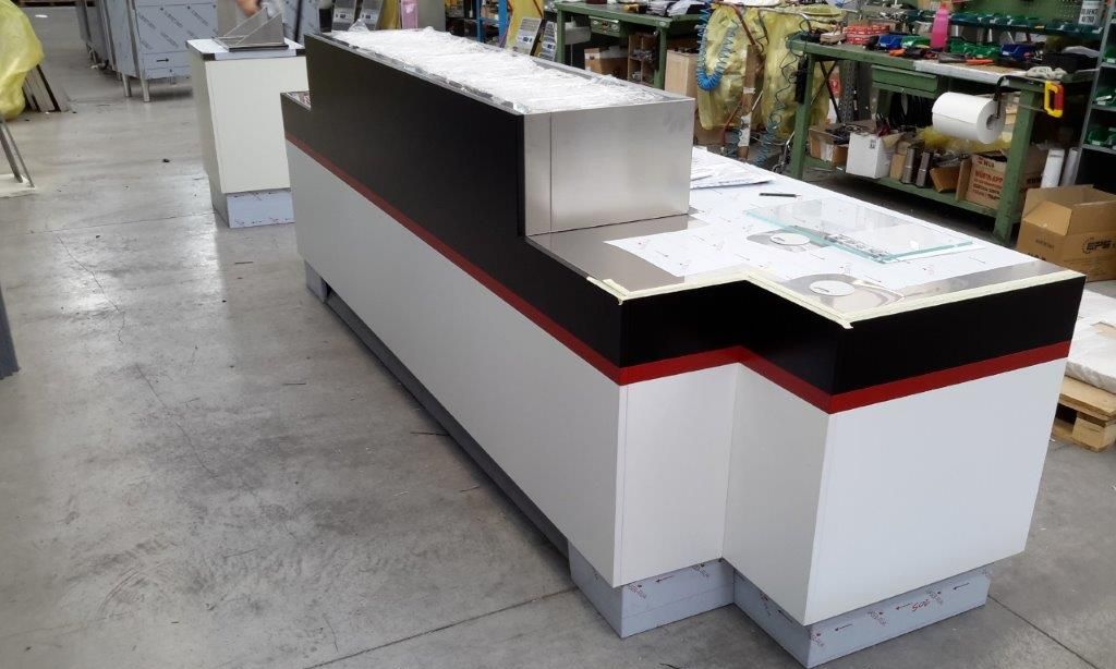 Comptoir de crêperie sur mesure laqué noir et blanc avec liseré rouge, en atelier avant livraison