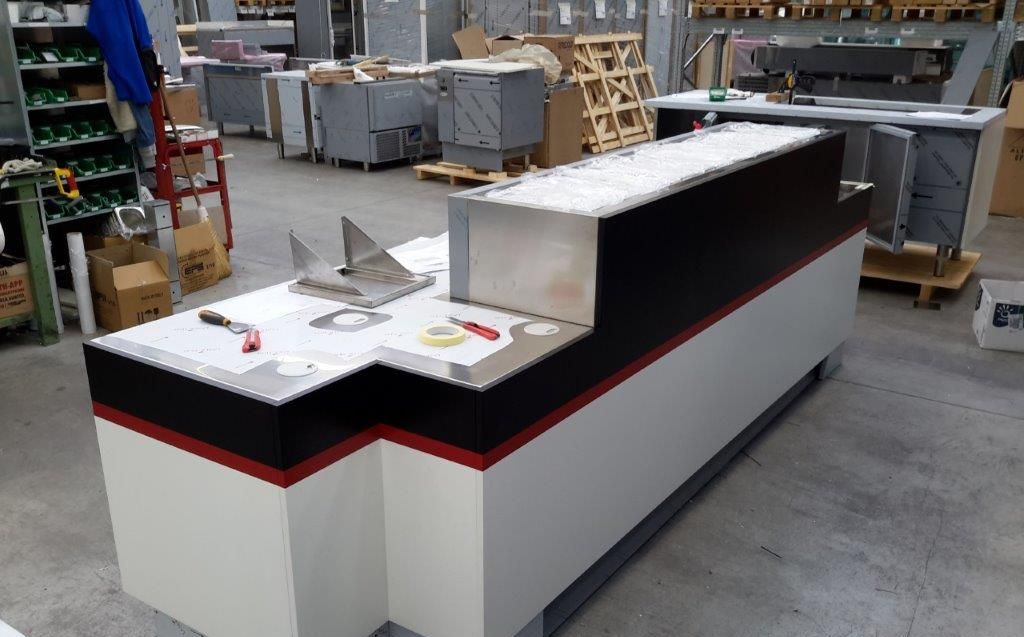 Comptoir de crêperie sur mesure laqué noir et blanc avec emplacements de crêpières, en fin de fabrication