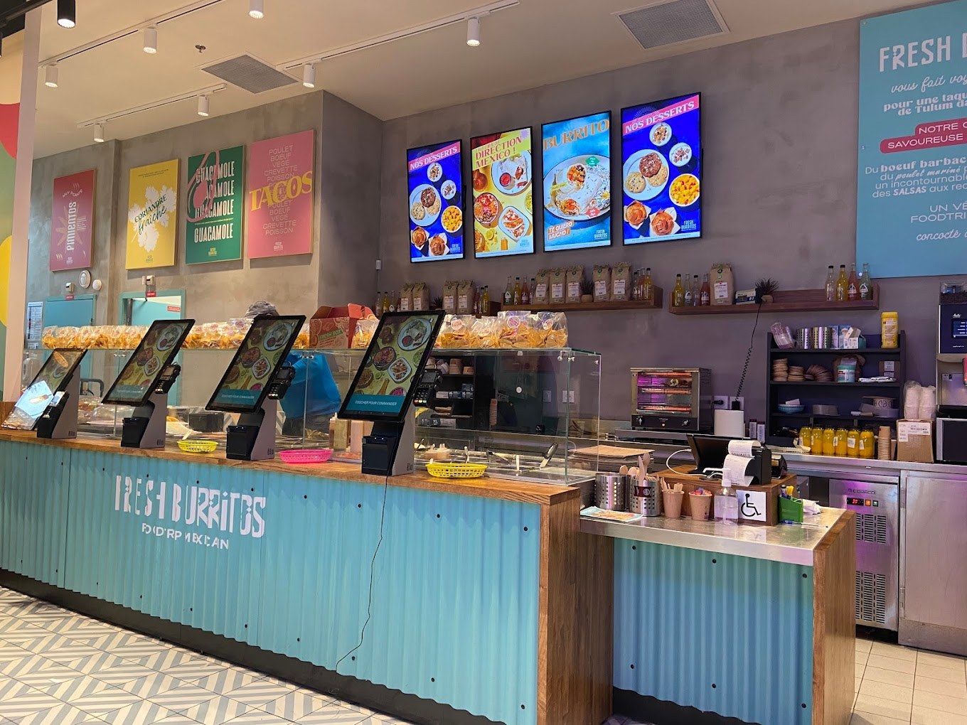 Comptoir de restaurant tex-mex Fresh Burritos avec bornes de commande et façade en tôle bleue