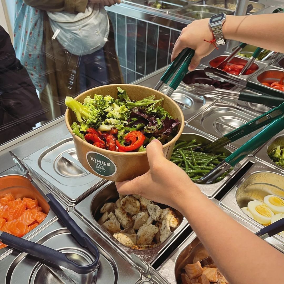 Comptoir de garnitures réfrigéré avec bacs GN et service d’un bowl composé