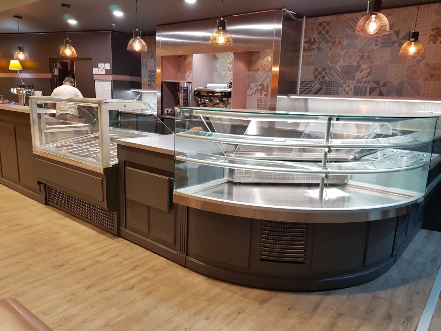 Comptoir de glacier sur mesure avec vitrine à glaces et vitrine arrondie, façade gris anthracite