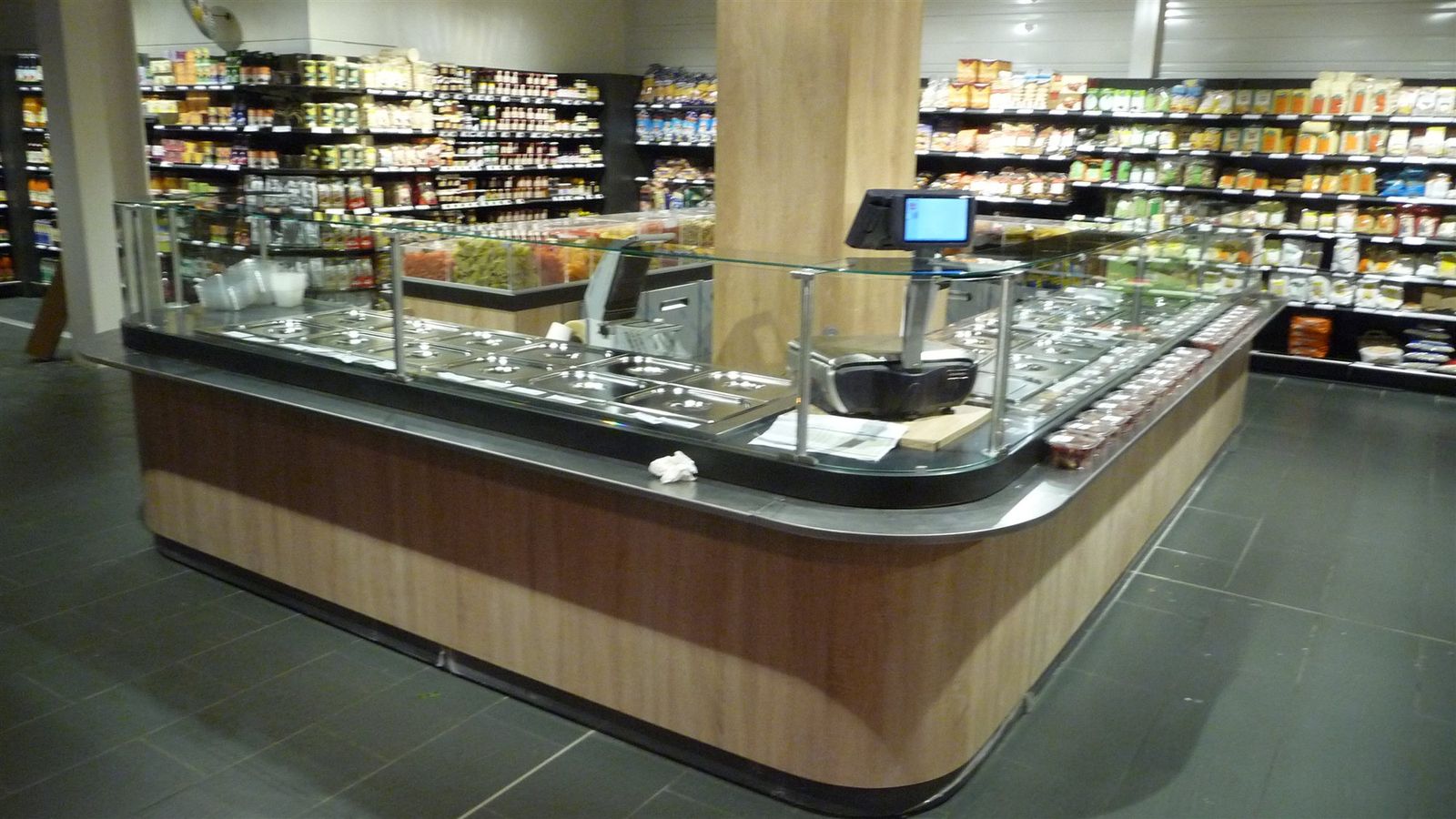Comptoir en îlot à bacs GN réfrigérés pour olives et traiteur en supermarché, façade bois