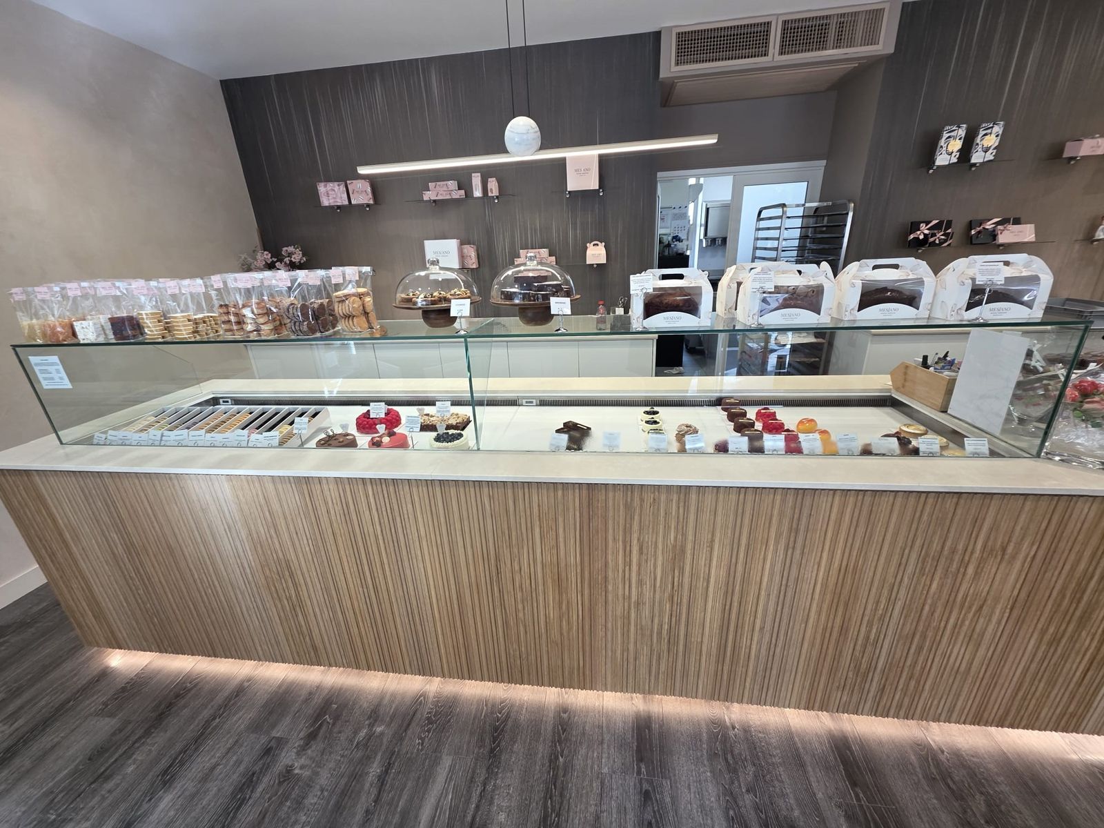 Comptoir de pâtisserie avec vitrine réfrigérée à vitrage droit et façade en bois rainuré
