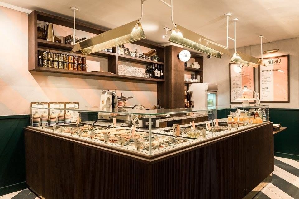 Comptoir de pizza al taglio sur mesure avec vitrine en verre et façade bois dans une pizzeria parisienne