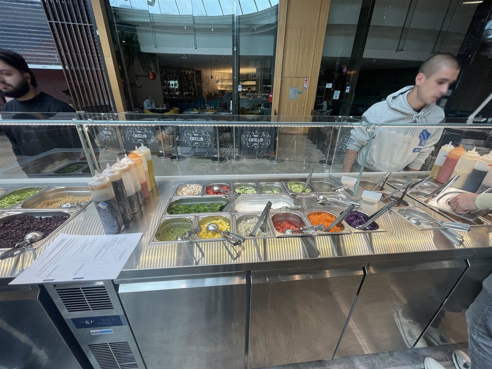Comptoir réfrigéré à bacs GN garnis pour composer les poké bowls
