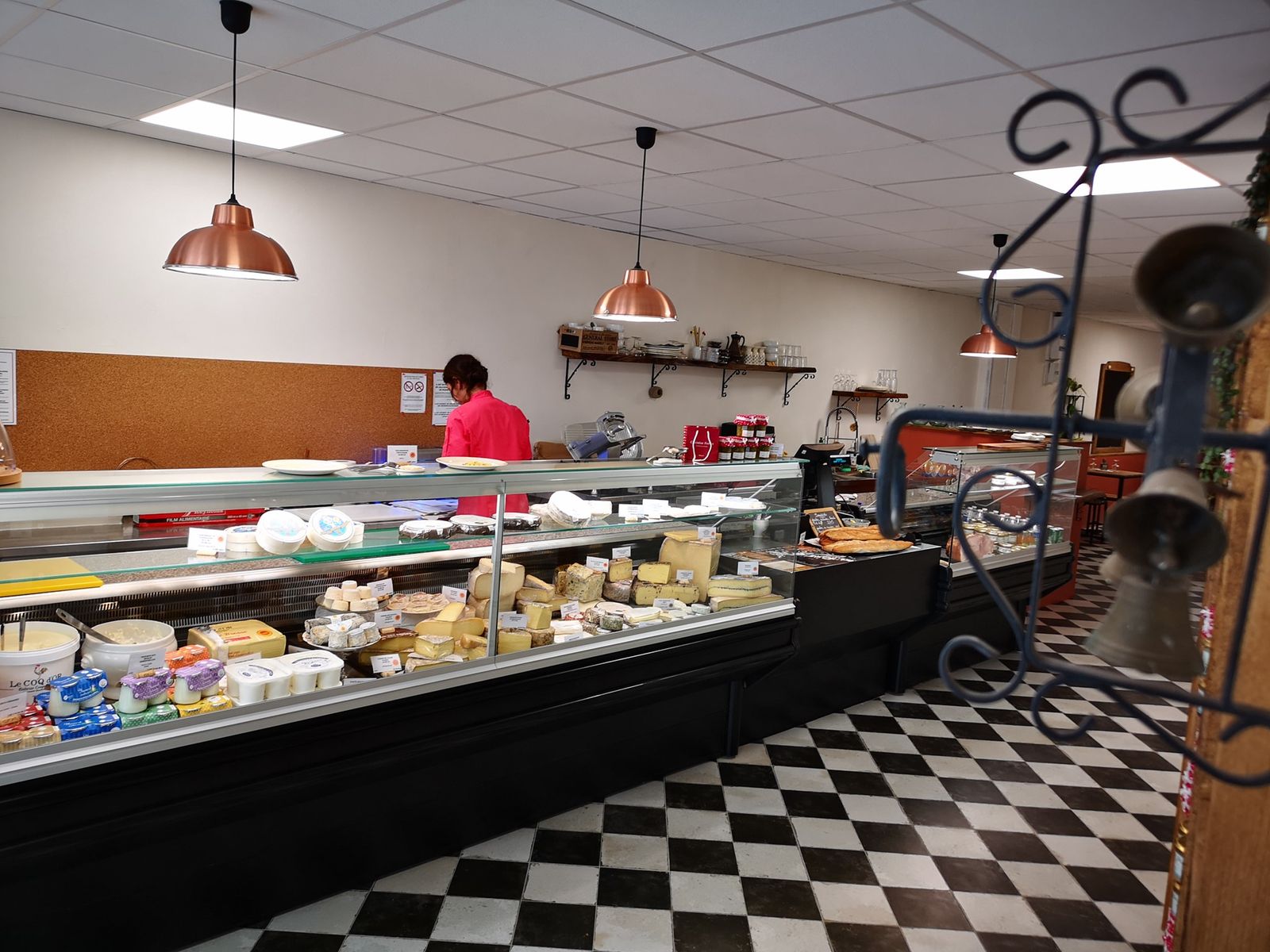 Comptoir réfrigéré de crémerie garni de fromages et de produits laitiers à Morestel