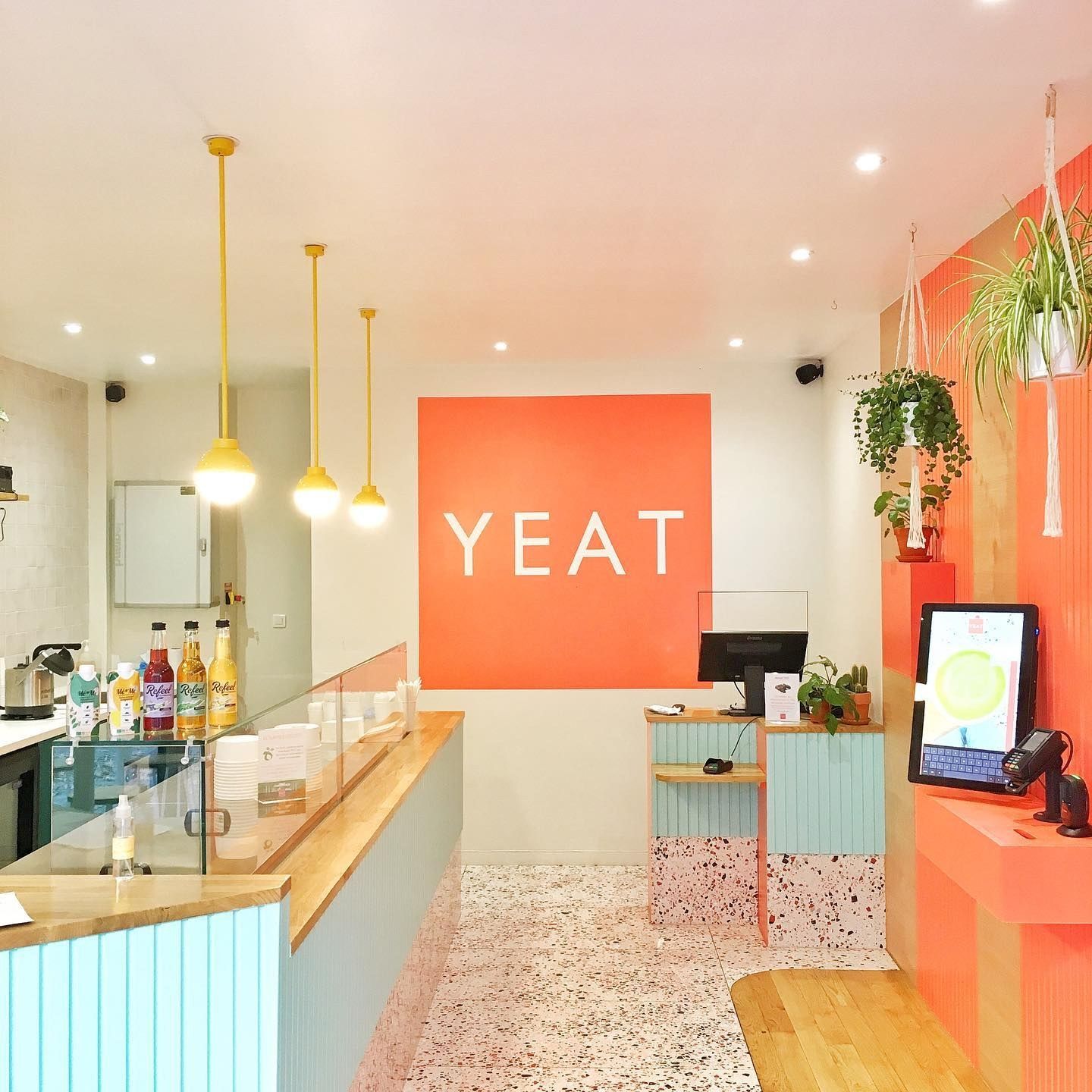 Comptoir de restaurant rapide healthy avec plan bois, vitrage et borne de commande