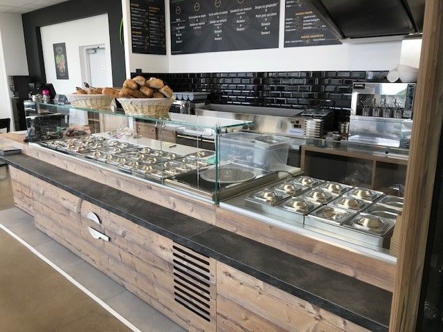 Comptoir de salad bar avec bacs GN réfrigérés et façade bois à Lyon