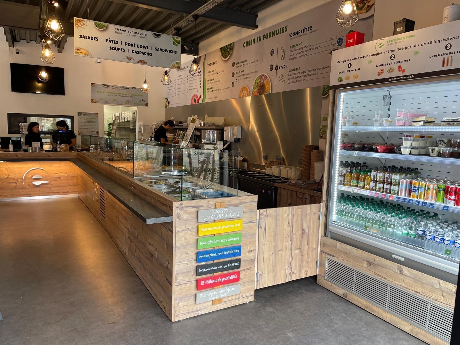 Comptoir de salad bar sur mesure en bois avec murale réfrigérée à La Ciotat