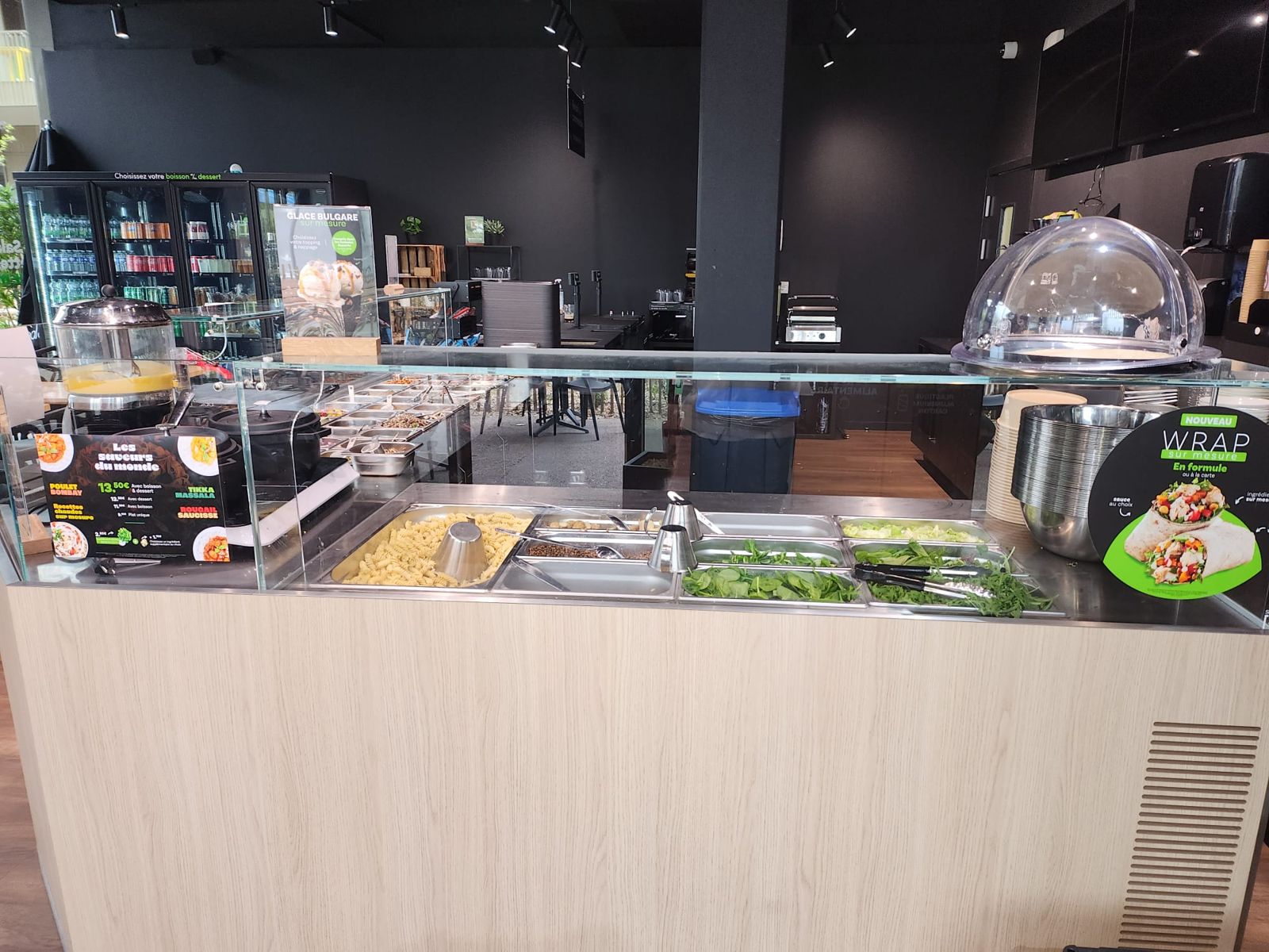Comptoir de salade avec ingrédients chauds et froids