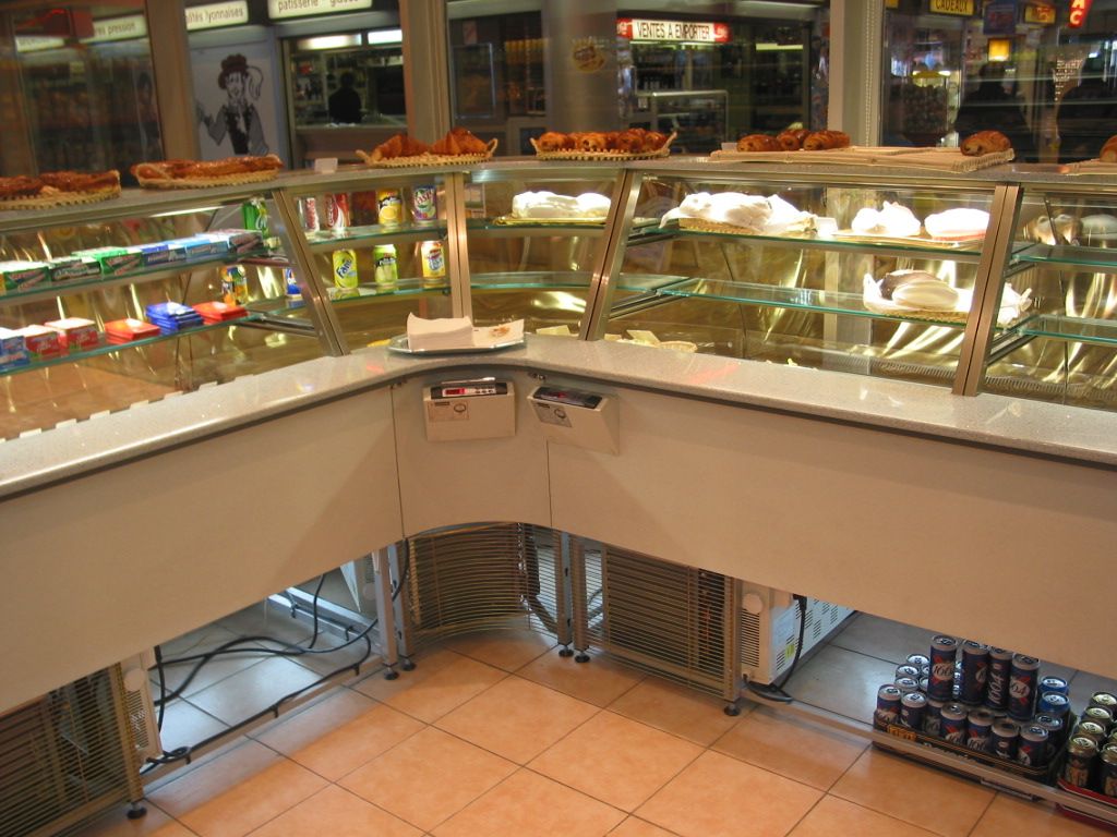 Comptoir de snacking en L avec vitrines réfrigérées pour sandwichs et pâtisseries