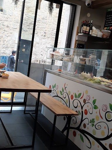 Comptoir de street food méditerranéenne avec vitrine et façade décorée