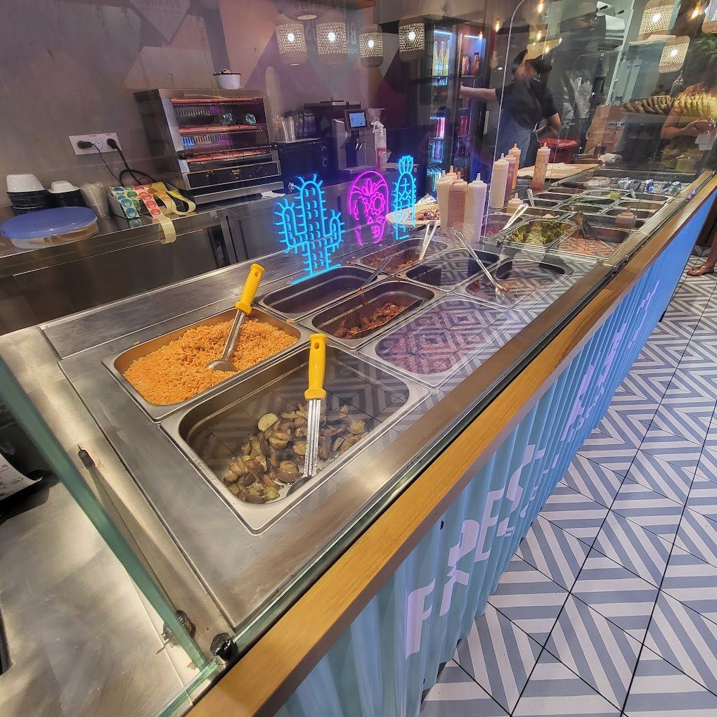 Comptoir tex-mex avec bacs chauds sous vitrage et façade éclairée