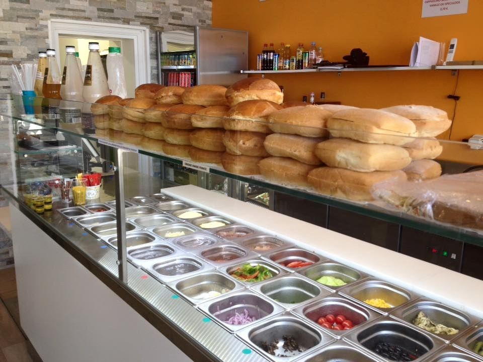 Comptoir à toppings réfrigéré pour burgers avec bacs GN sous vitrage et pains exposés