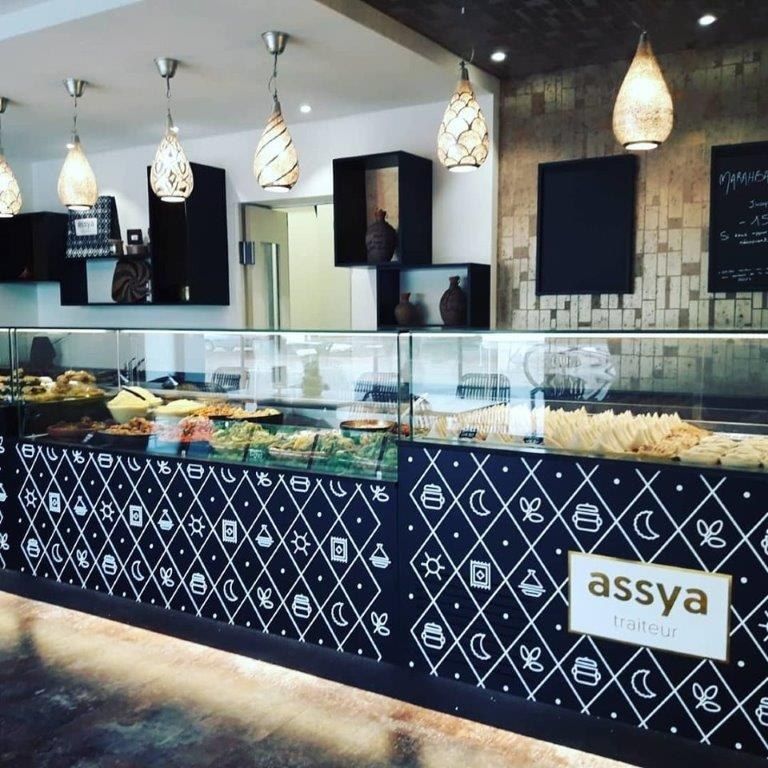 Comptoir de traiteur oriental Assya avec façade noire à motifs et vitrines réfrigérées