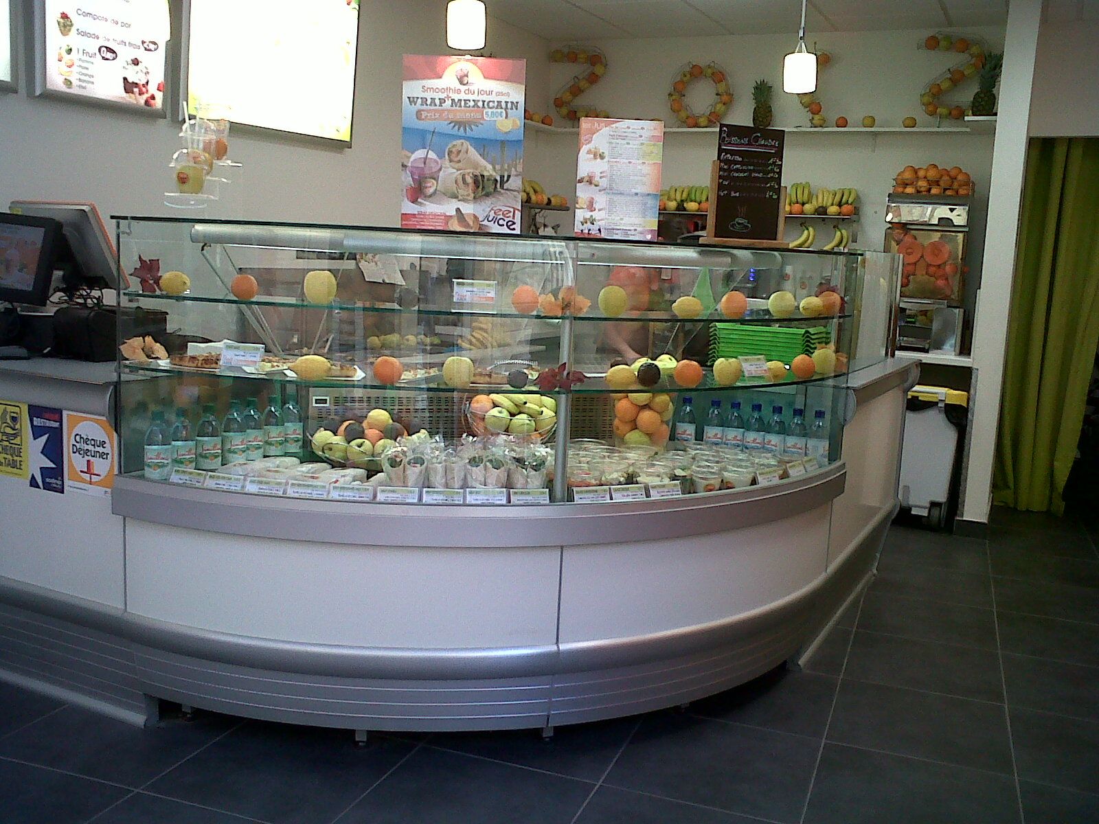 Bar à jus à Perpignan avec vitrine réfrigérée arrondie à fruits frais