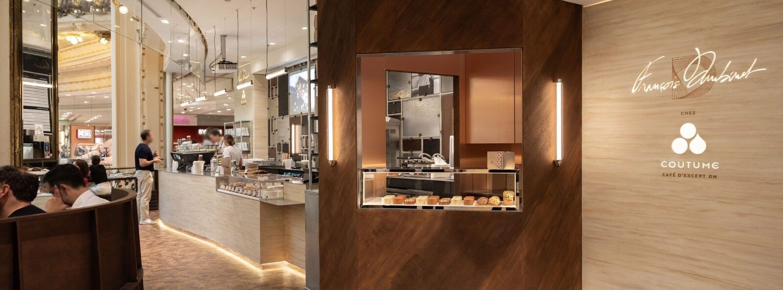 Corner café et pâtisserie dans un grand magasin parisien : comptoir bois et vitrine