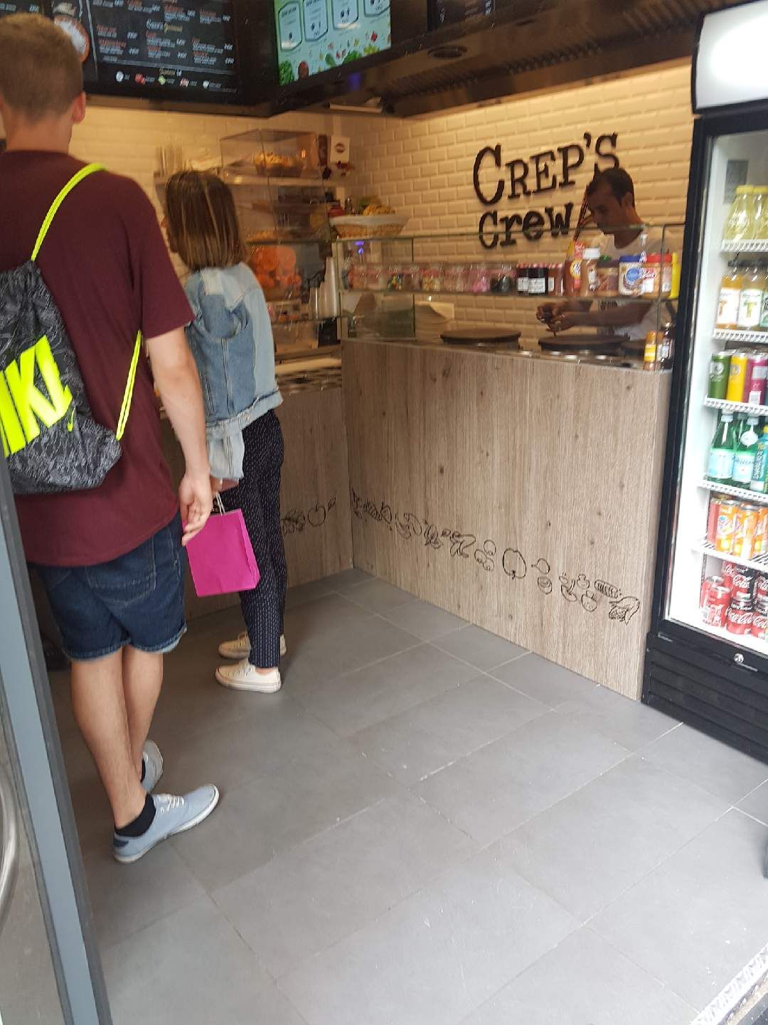 Crêperie de vente à emporter à Paris : comptoir habillé bois, garnitures et murale boissons