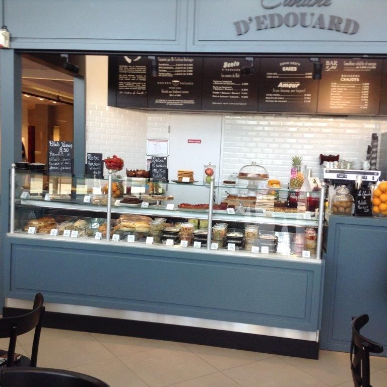 Comptoir de snack avec vitrines réfrigérées de pâtisseries et de sandwichs