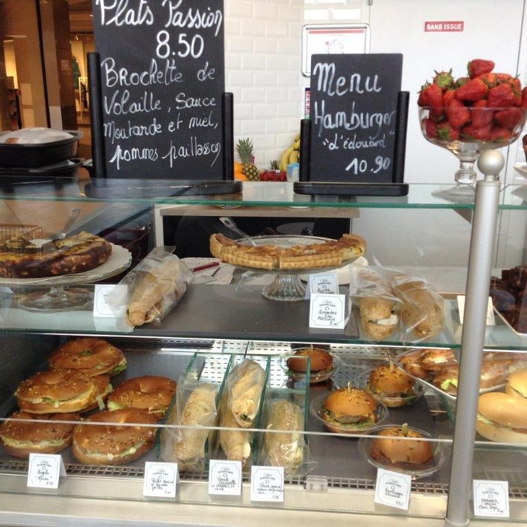 Vitrine de snacking avec sandwichs, burgers, tartes et quiches sur étagères en verre