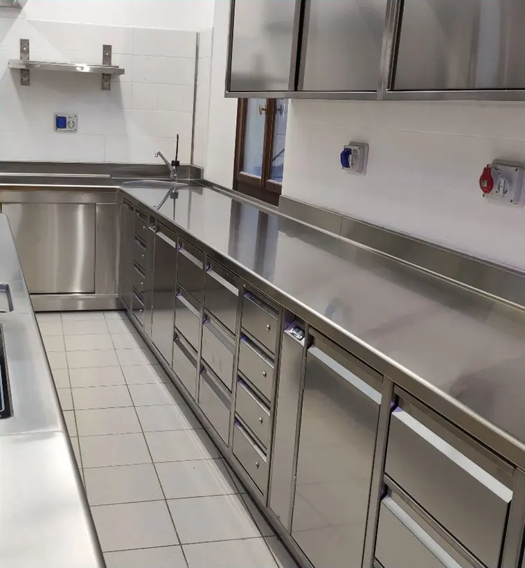 Cuisine professionnelle inox avec tables réfrigérées sur mesure Europrojet
