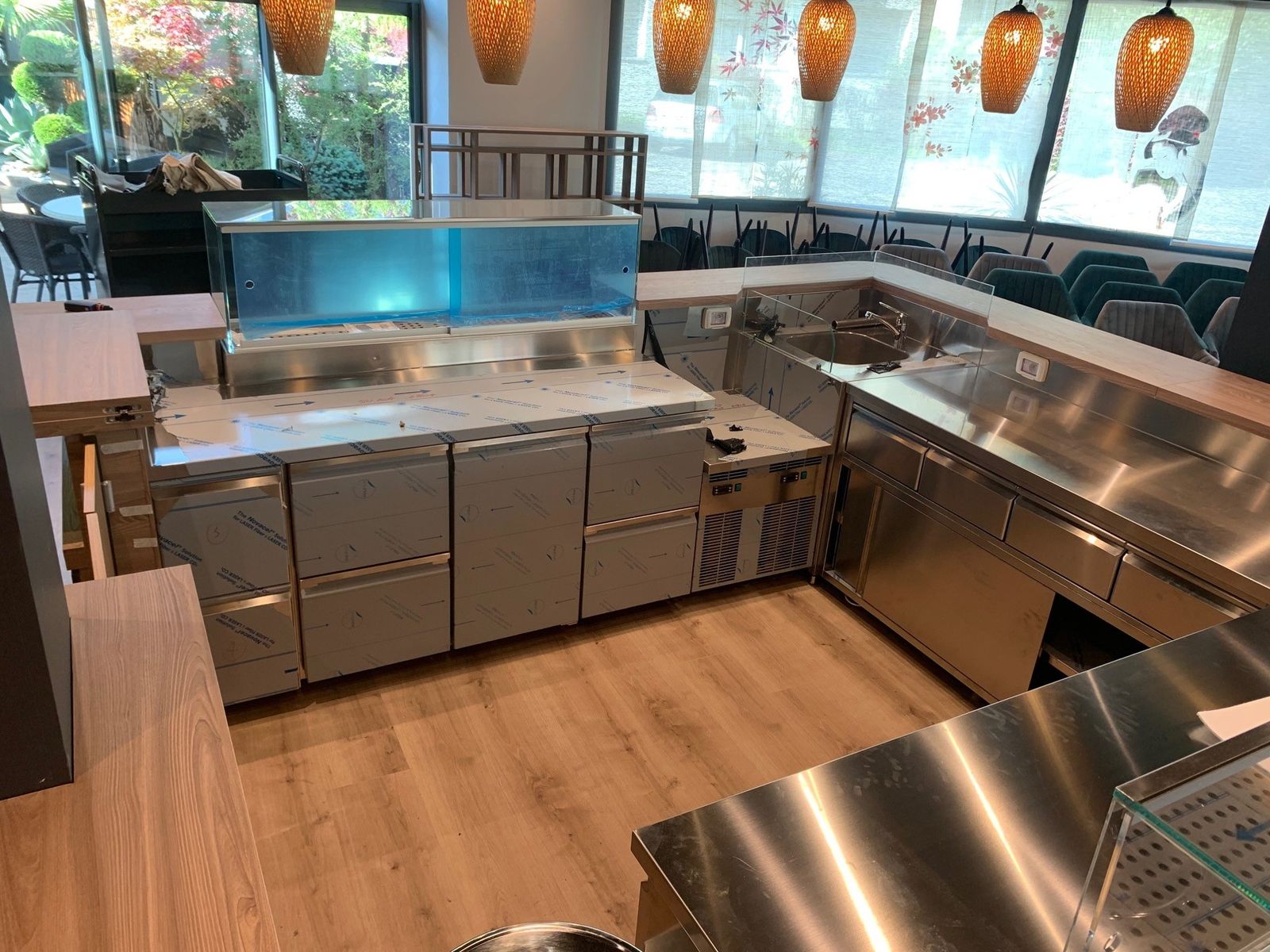 Cuisine inox de sushi bar avec tables réfrigérées à tiroirs et vitrine à poissons