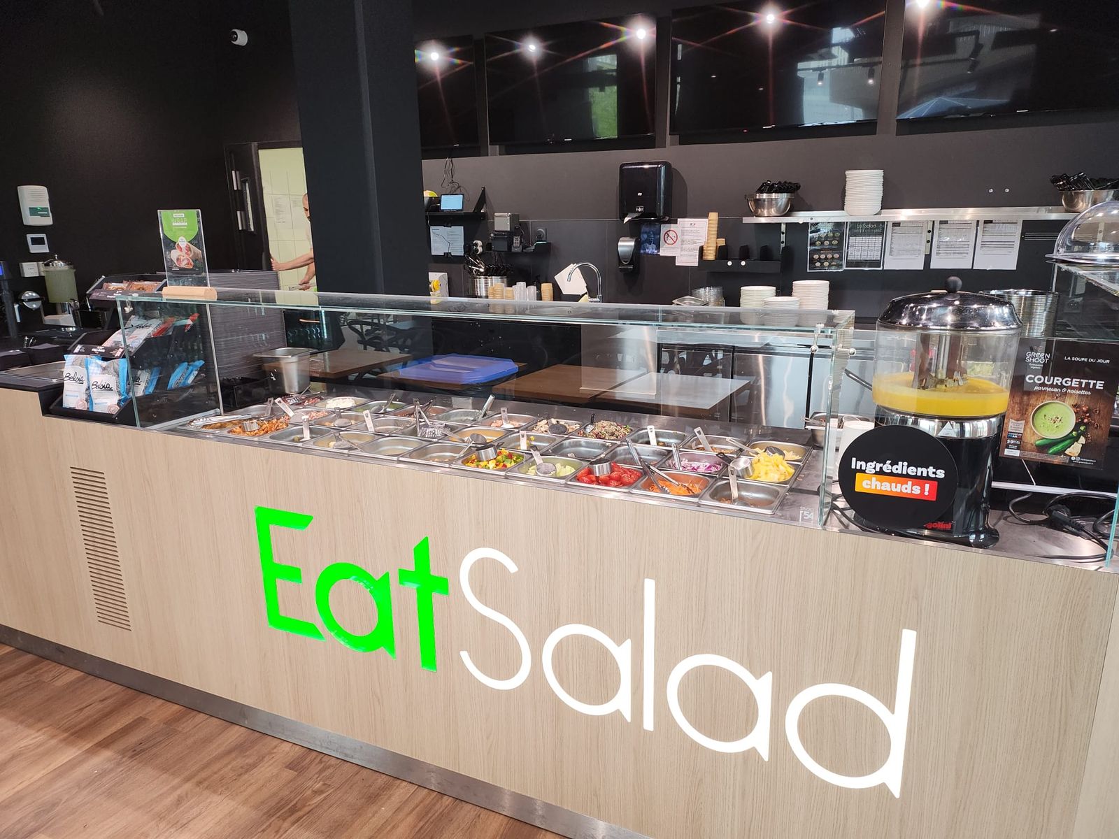 Comptoir de salad bar de franchise avec logo de l’enseigne Eat Salad en façade, Bordeaux Lac