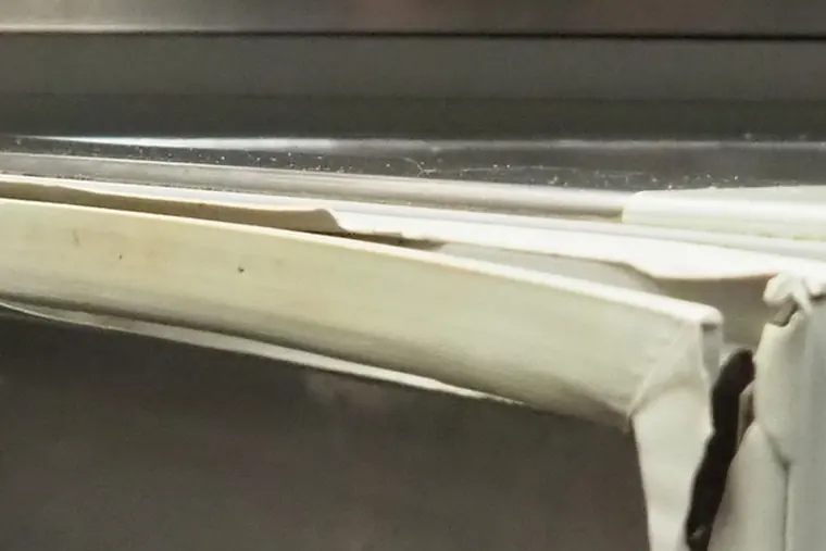 Joint de porte de meuble réfrigéré déformé, écrasé et déchiré