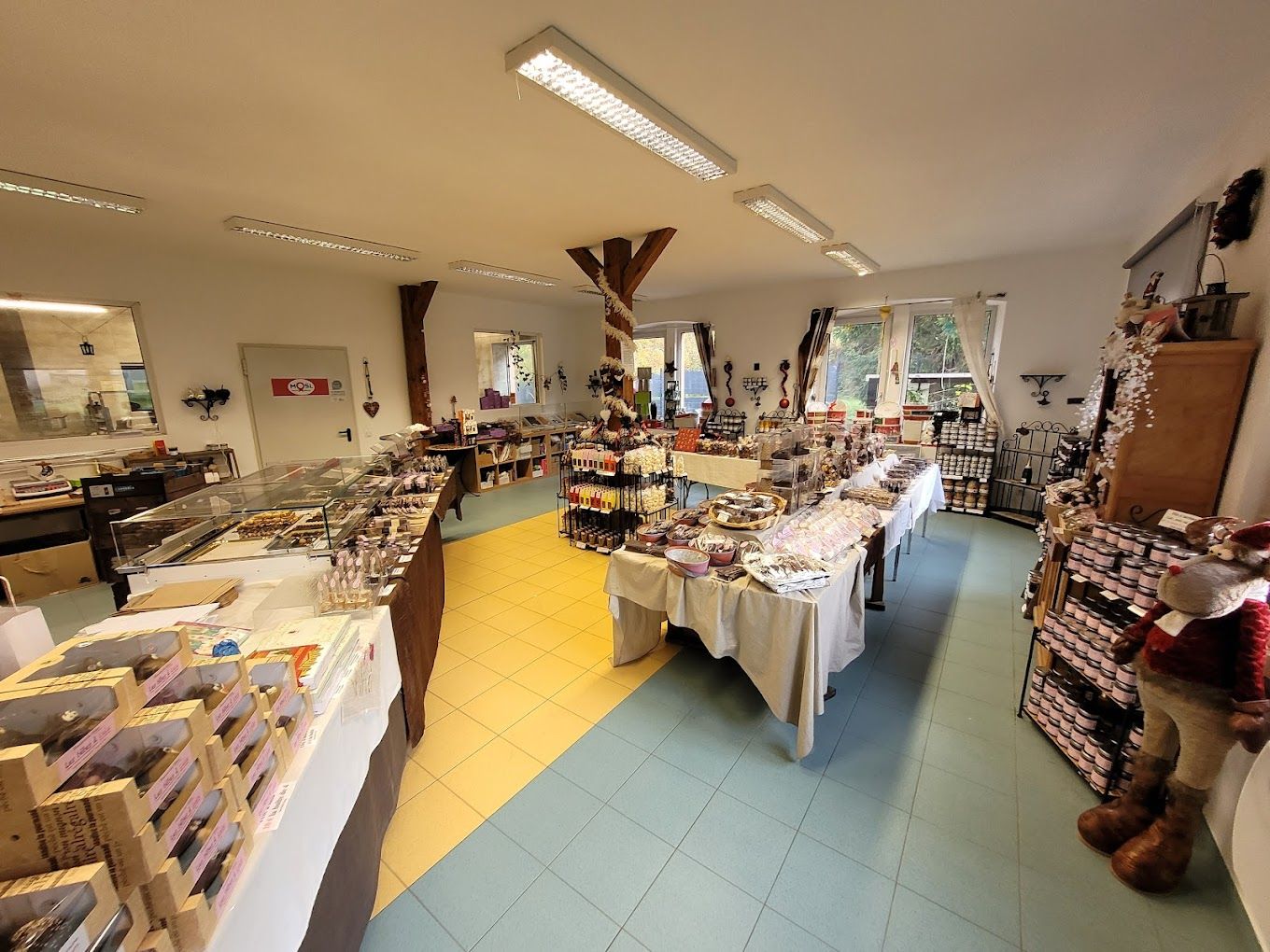 Épicerie fine de produits régionaux avec vitrines et tables de présentation