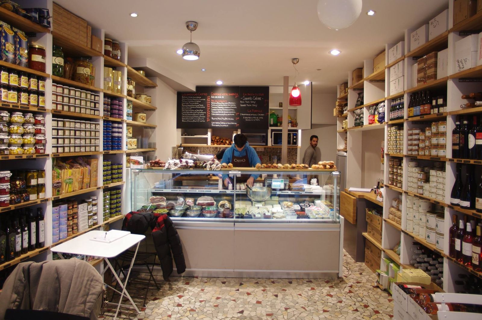 Épicerie fine traiteur avec étagères en bois du sol au plafond et vitrine réfrigérée de comptoir