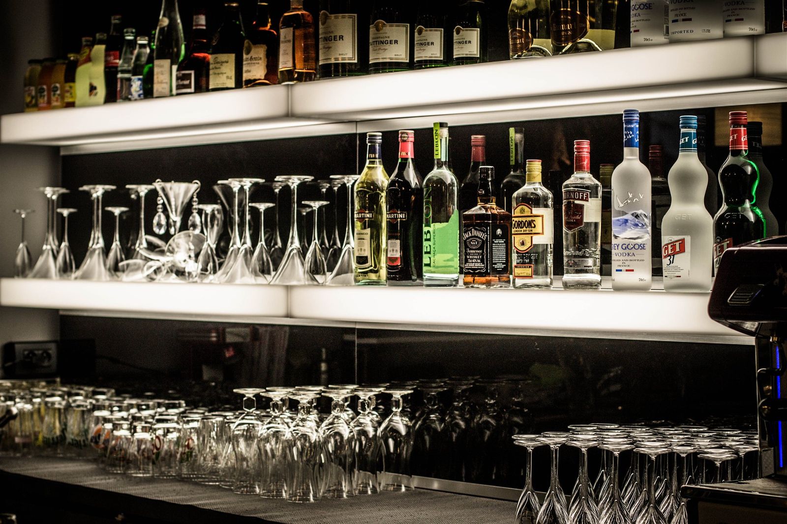 Étagères lumineuses de bar pour verres à pied et bouteilles