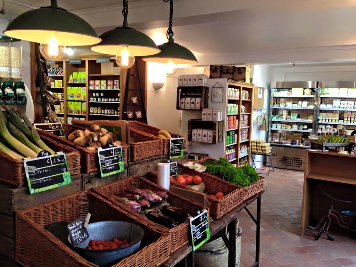 Étal de primeur en paniers d’osier dans une épicerie bio