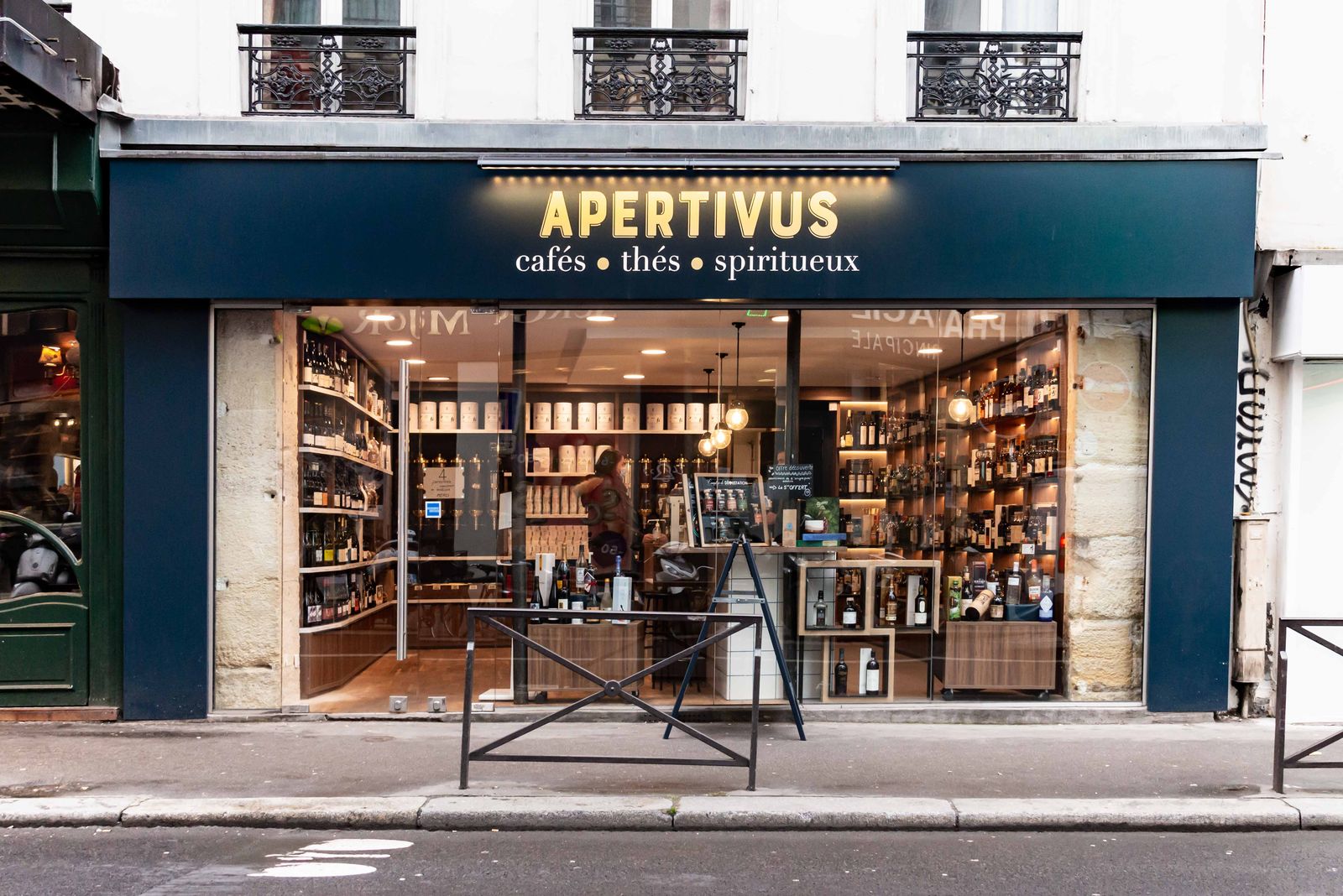 Façade de l’épicerie fine Apertivus à Paris