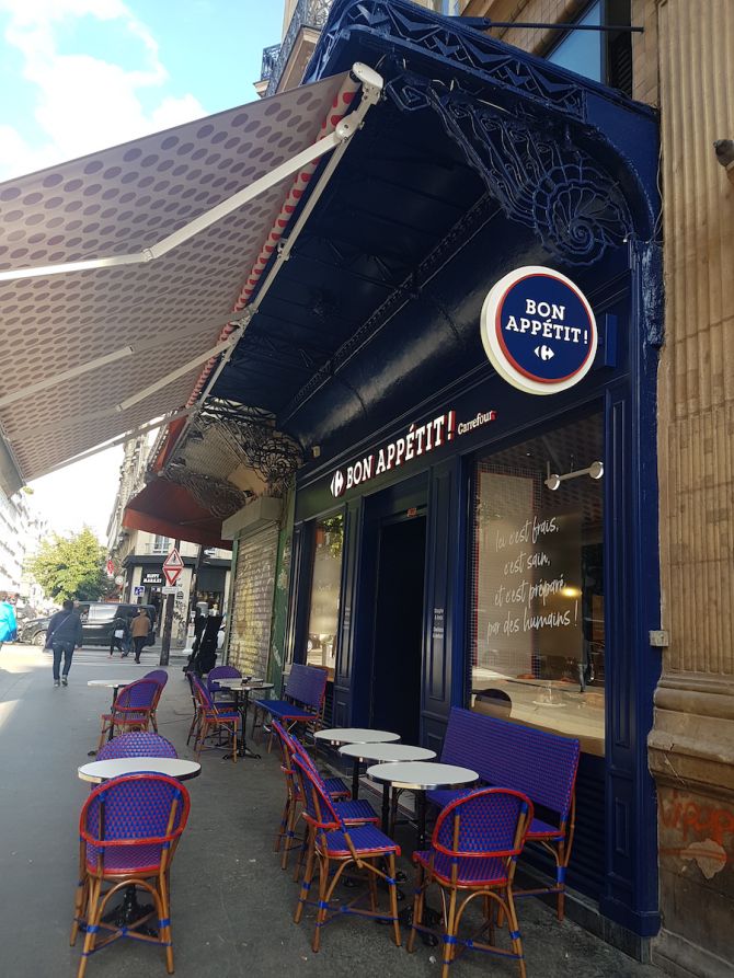 Façade de la boutique de snacking Bon Appétit à Paris avec terrasse