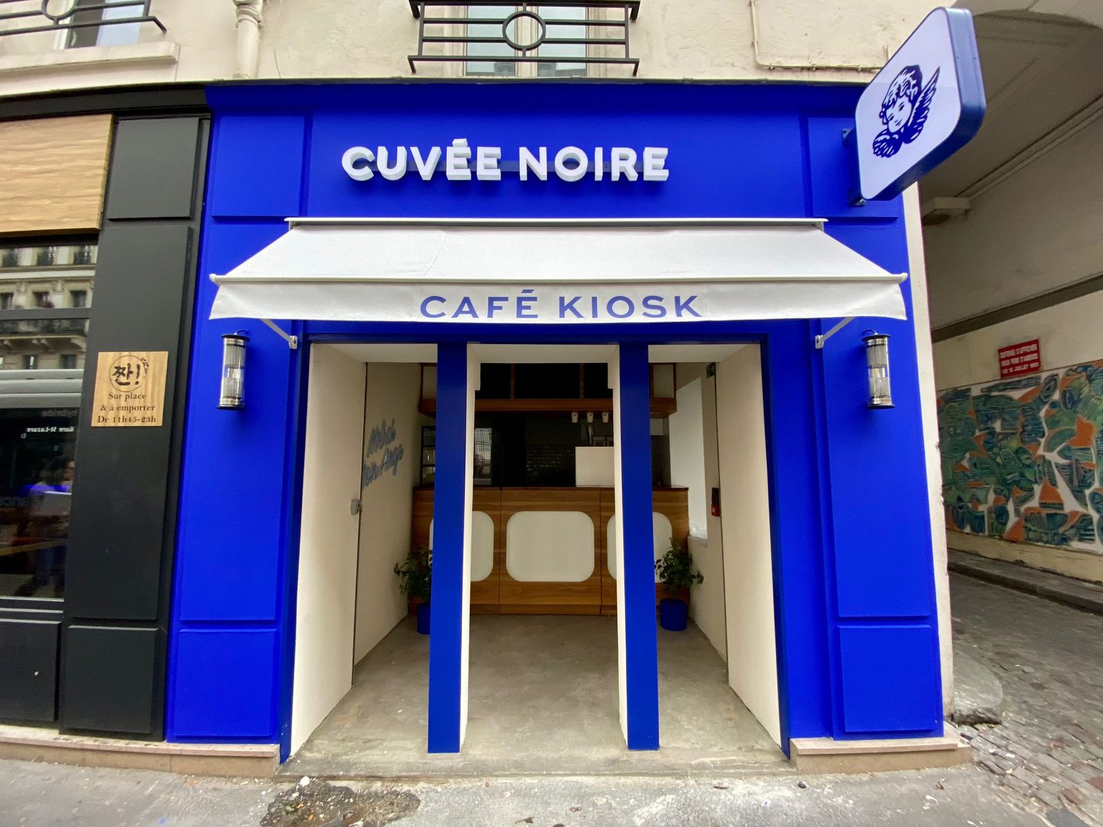 Façade bleue d’un café kiosque à Paris