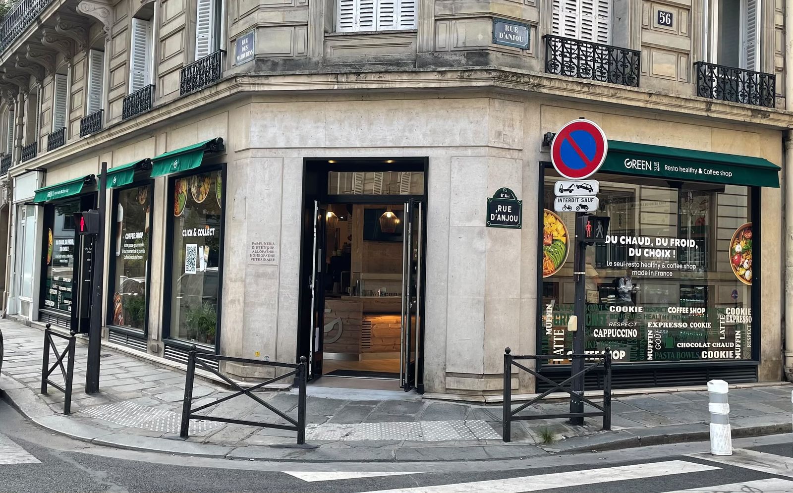 Façade d’angle d’un coffee shop healthy dans le 8e arrondissement de Paris