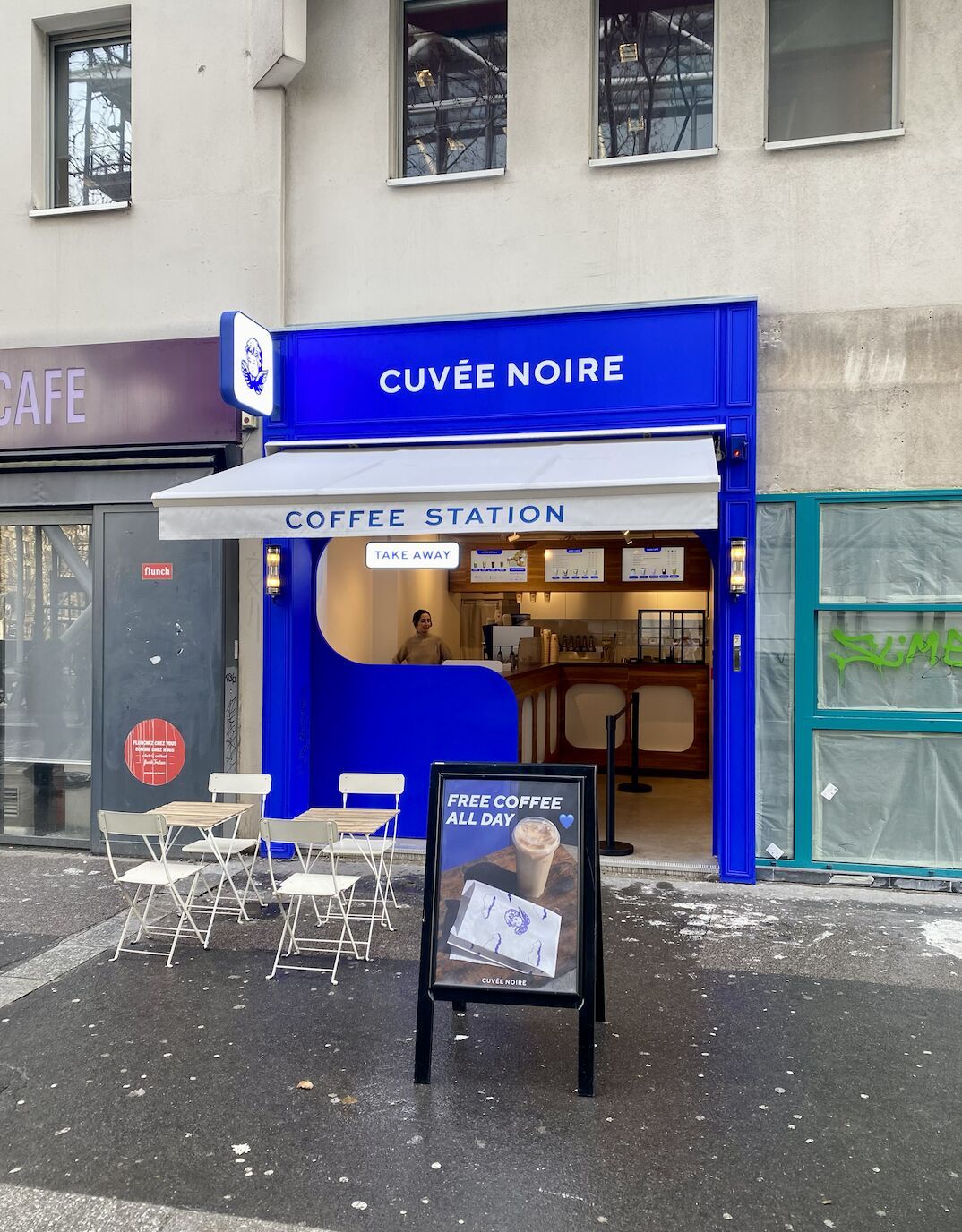 Façade d’un coffee shop à emporter à Paris avec terrasse