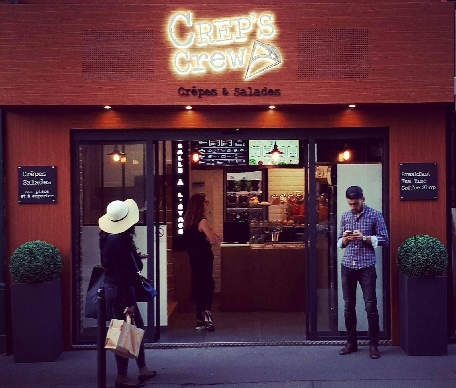 Façade d’une crêperie de vente à emporter à Paris, enseigne lumineuse