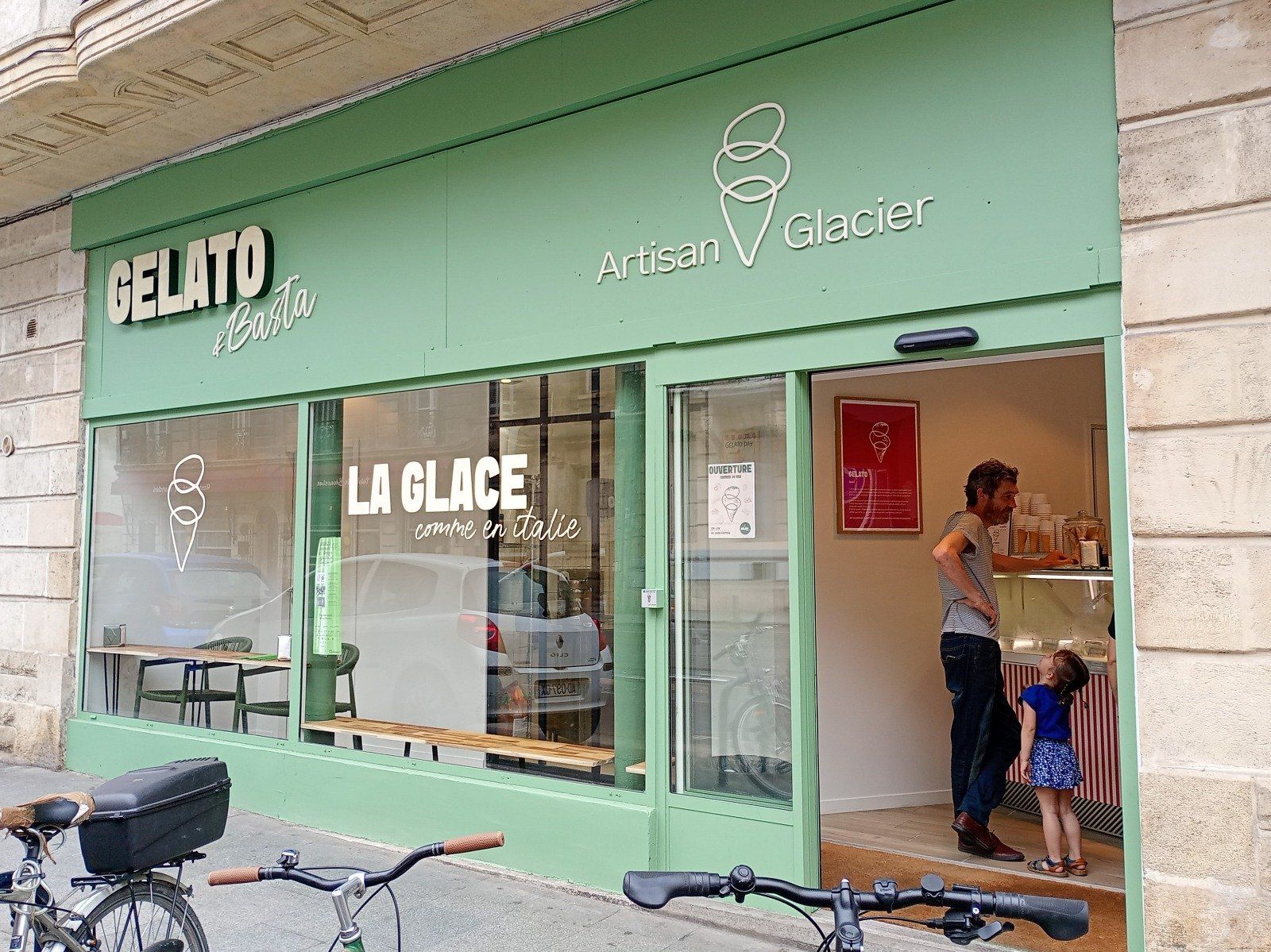 Façade verte du glacier artisanal Gelato et Basta à Bordeaux