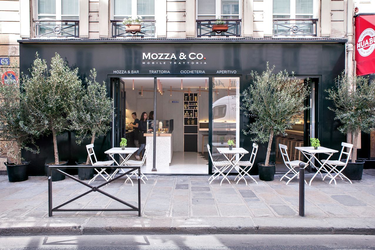 Façade et terrasse de la trattoria Mozza and Co à Paris
