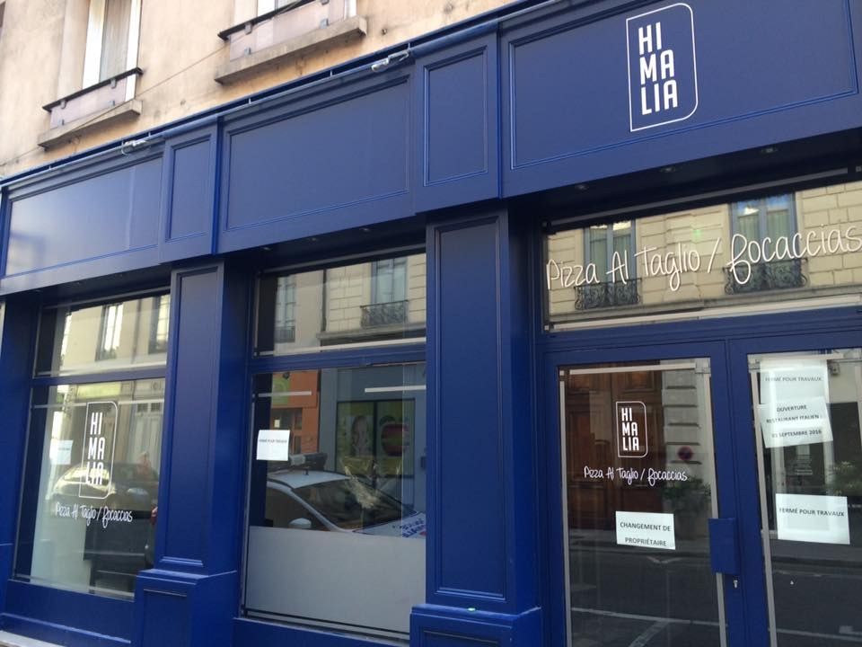 Façade bleue de la boutique de pizza al taglio et focaccias Himalia