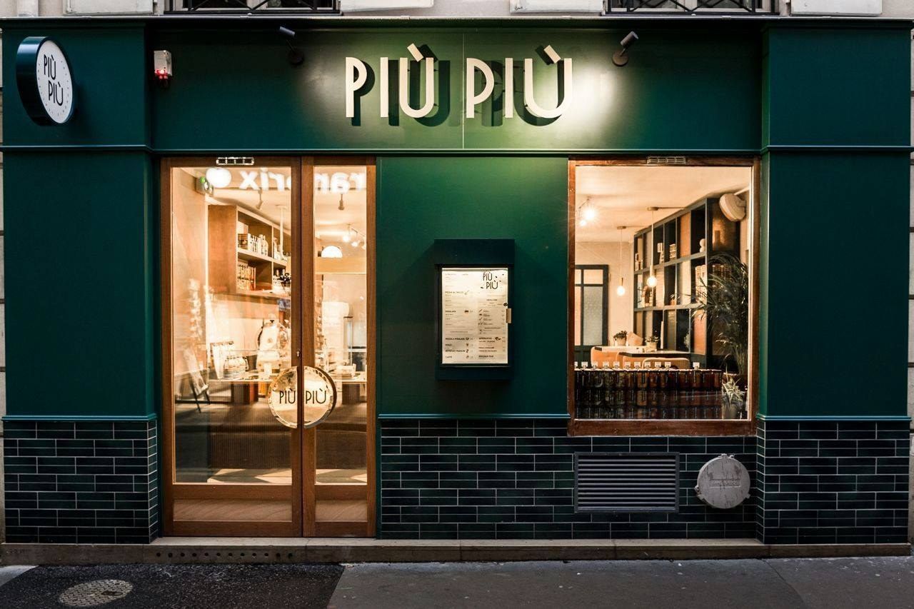 Façade verte de la pizzeria al taglio Più Più à Paris
