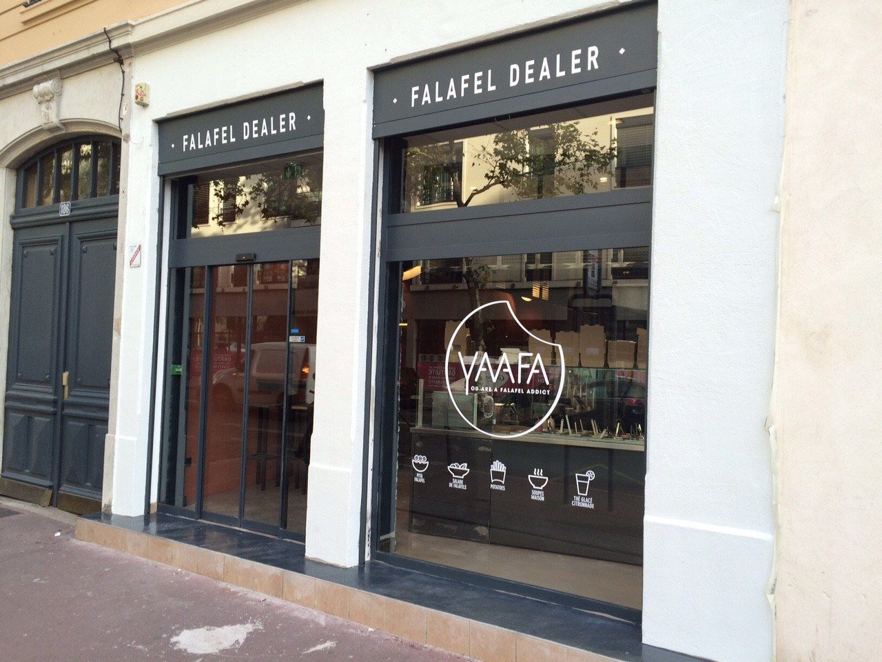 Façade d’un restaurant de falafels YAAFA avec vitrines sur rue