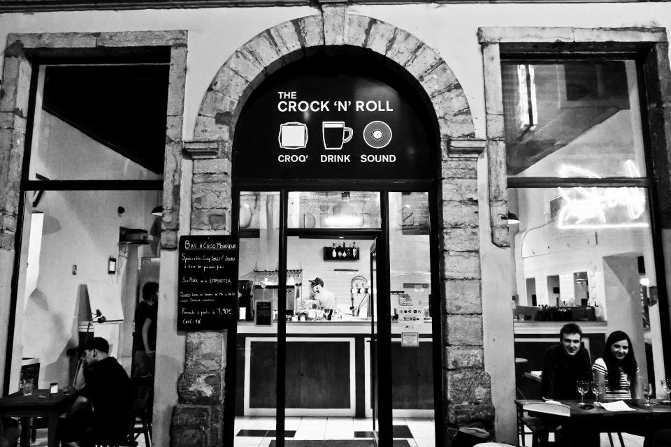 Façade d’un snack spécialisé dans le croque-monsieur, en noir et blanc