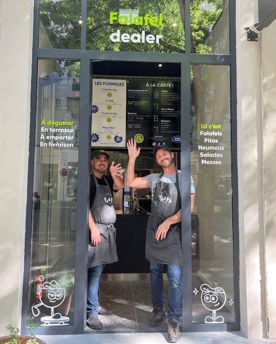 Façade d’un restaurant de falafels du réseau YAAFA à Lyon, équipe sur le seuil