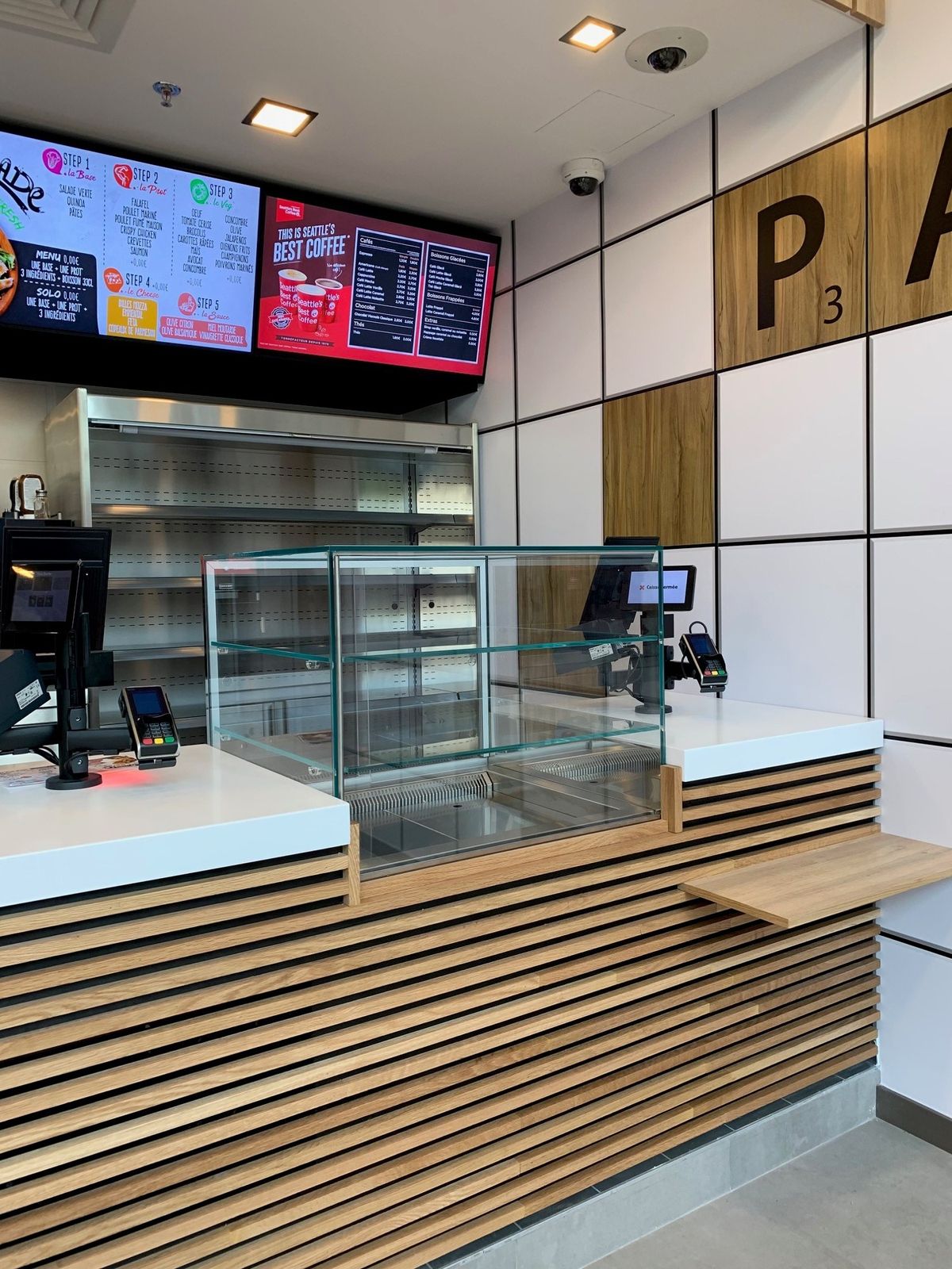 Vitrine de comptoir près de la caisse sur une façade à lames bois